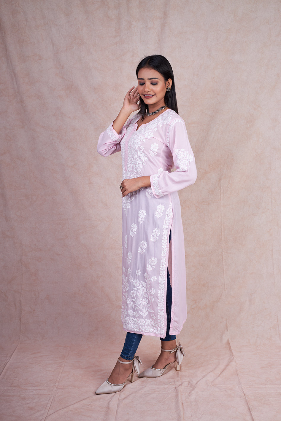Modal Yasmin Chikankari Kurta