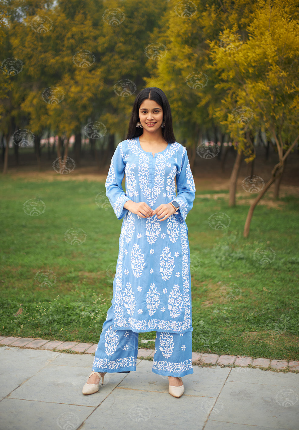 Buy Chikankari Hand Embroidered Silk Cotton Kurti with Zari Work Online at  iTokri.com - iTokri आई.टोकरी